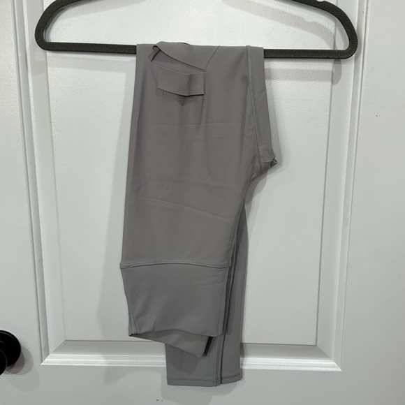 ALO YOGA DISTRESSED WARRIOR LEGGING GREY SMALL - Picture 5 of 7